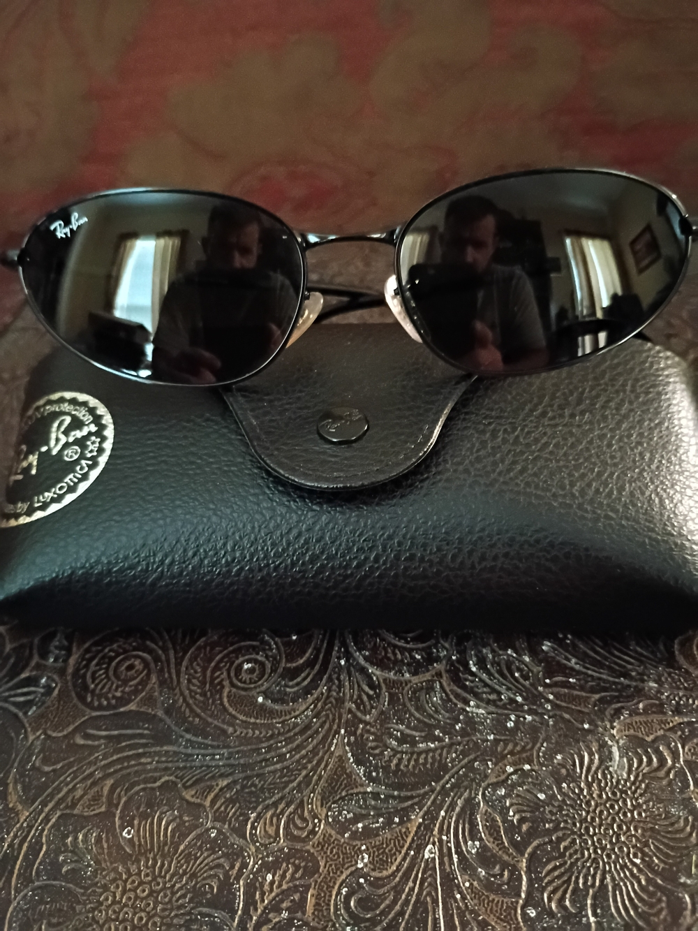 Ray-Ban Men’s Black Oval Sunglasses with Black Case